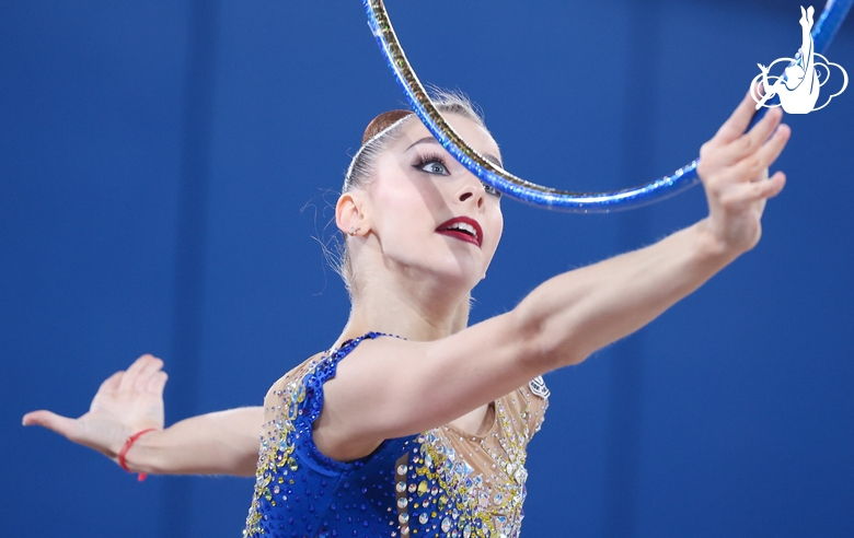 Дарья Грохотова во время упражнения с обручем