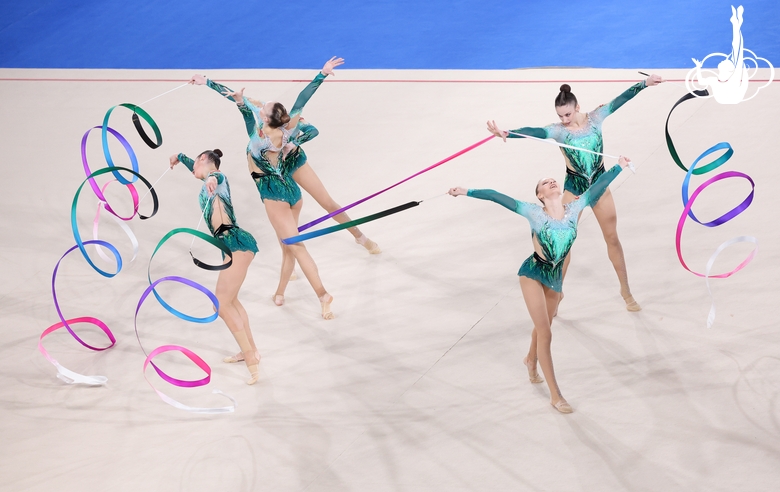 Национальная команда Российской Федерации во время упражнения с пятью лентами