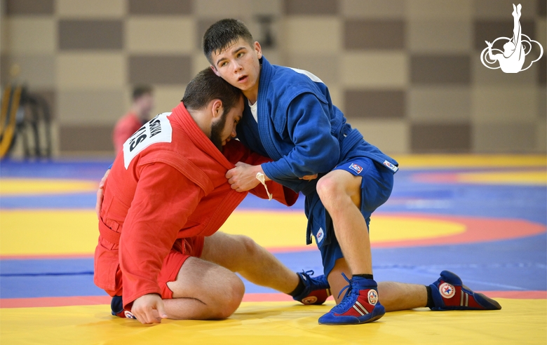 Участники сборов во время тренировки в Академии единоборств