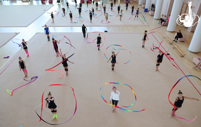 Гимнастки во время восстановительных сборов в Академии