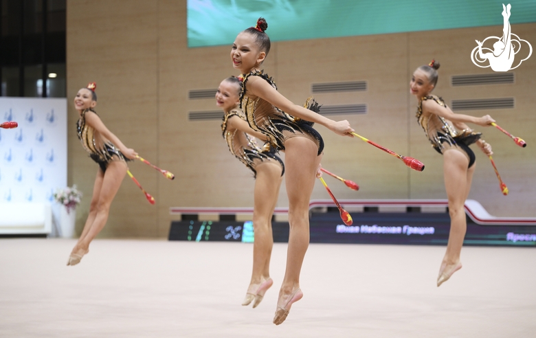 Групповички Ярославской области во время упражнения с булавами