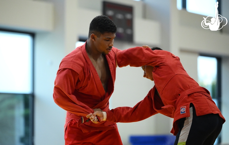 Победитель первенства России по самбо Александр-Шайн Квачантирадзе во время тренировки в Академии единоборств