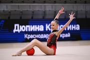 Кристина Дюпина во время упражнения с мячом на всероссийском турнире «Кубок "Небесная грация"»