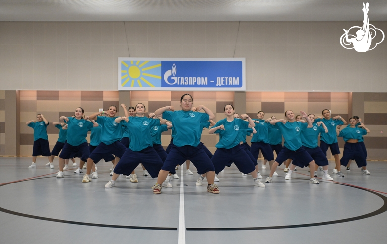 Участники интенсива студии танца Аллы Духовой TODES во время флешмоба