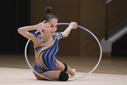 Полина Фролова во время упражнения с обручем