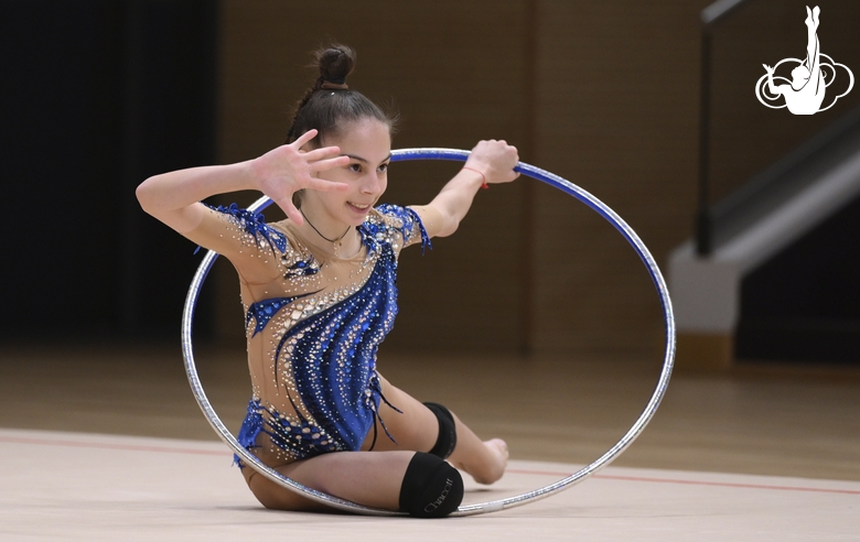 Полина Фролова во время упражнения с обручем