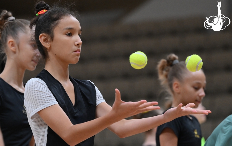 Гимнастки во время занятия с психологом на учебно-тренировочных сборах в Академии