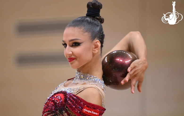 Арина Ткачук во время упражнения с мячом