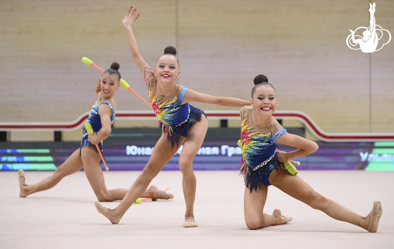 Групповички Ульяновской области во время упражнения с булавами