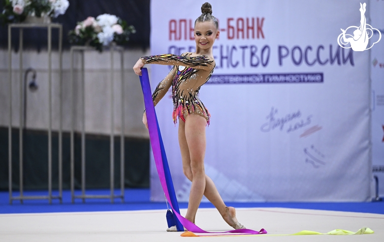 Лия Родионова во время упражнения с лентой