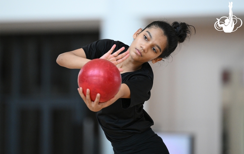 Гимнастка Арья Нитеш Кадам во время тренировки в Академии