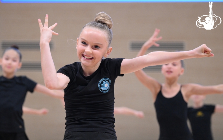 Участницы сборов во время выступления на отчетном концерте