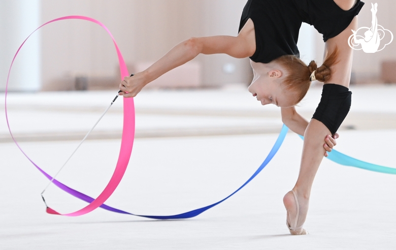 Ольга Черных во время упражнения с лентой