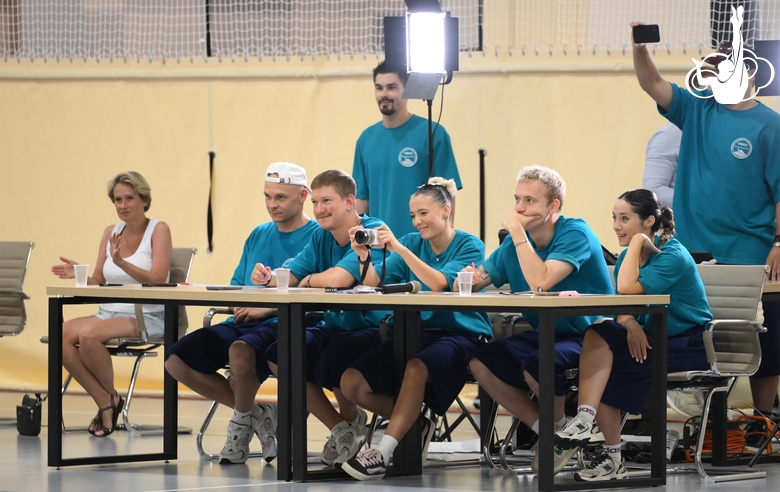 Преподаватели интенсива студии танца Аллы Духовой TODES во время флешмоба