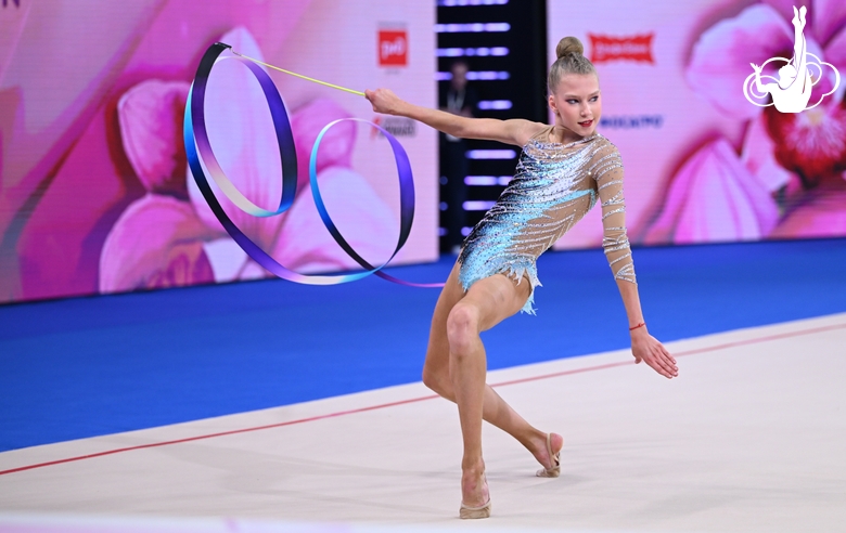 Ева Чевтаева во время упражнения с лентой