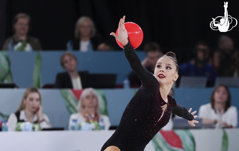 Мария Борисова во время упражнения с мячом