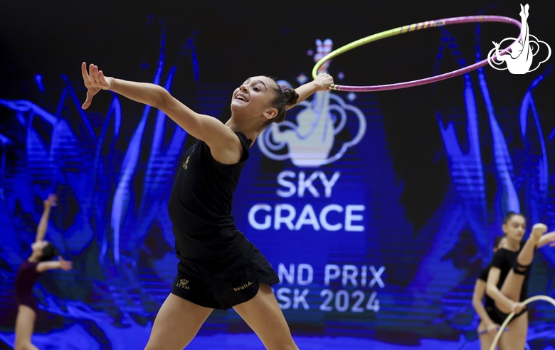 Гимнастки на опробовании ковра