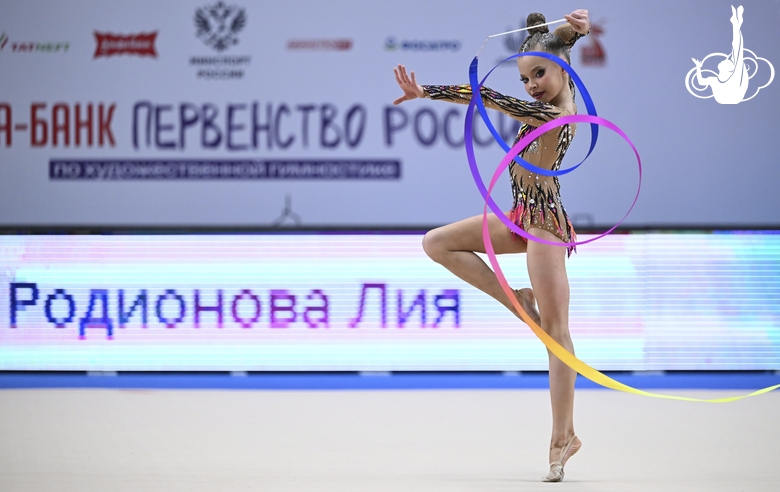 Лия Родионова во время упражнения с лентой