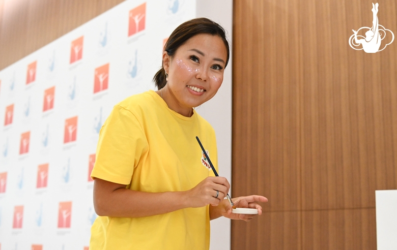 Организатор мероприятия перед началом Дня открытых дверей