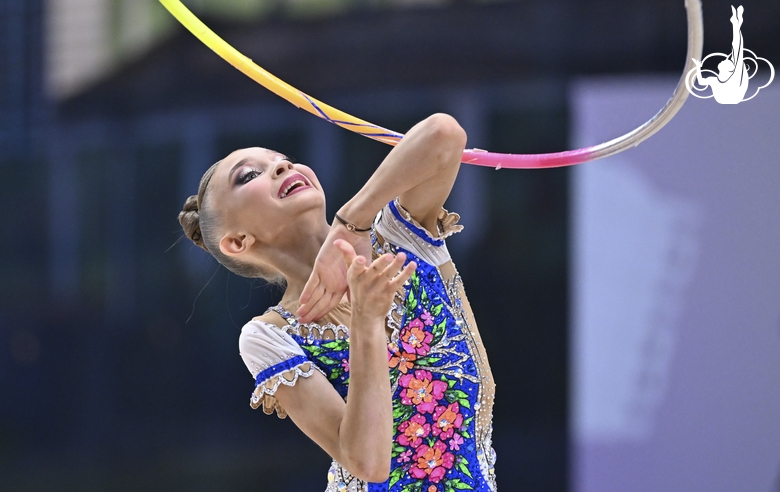 Каролина Пахтусова во время упражнения с обручем