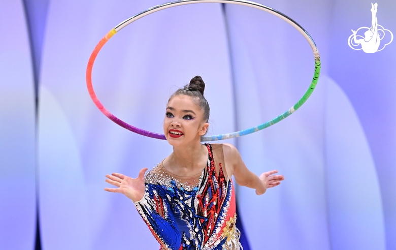 Ксения Савинова во время выполнения упражнения с обручем на всероссийском турнире «Кубок "Небесная грация"»