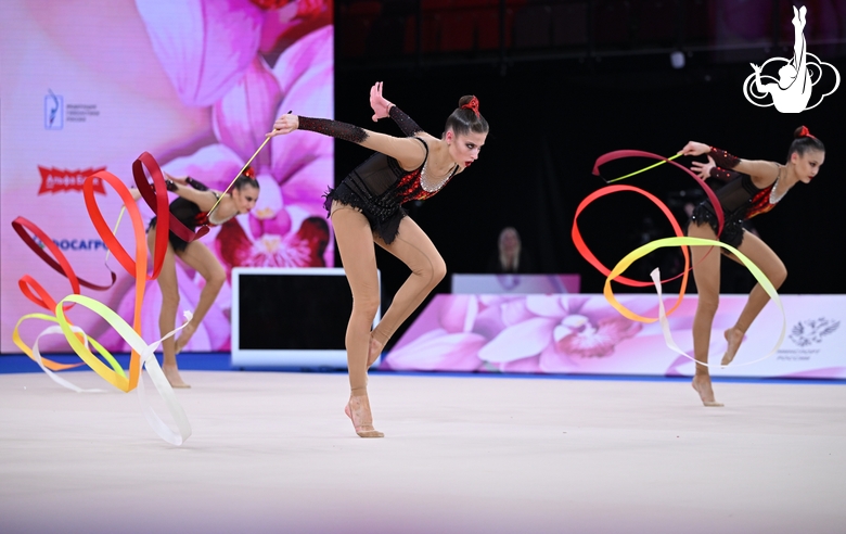 Групповички из Москвы во время упражнения с лентами