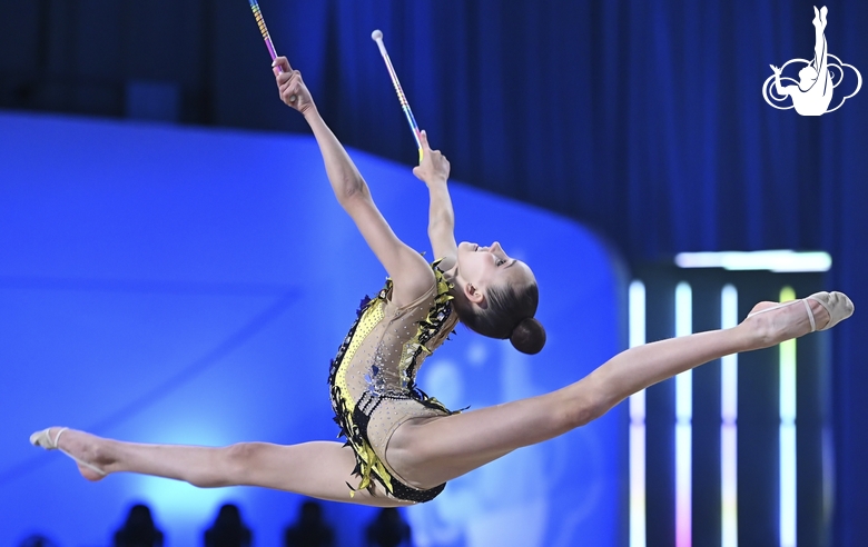 Ника Костина во время упражнения с булавами