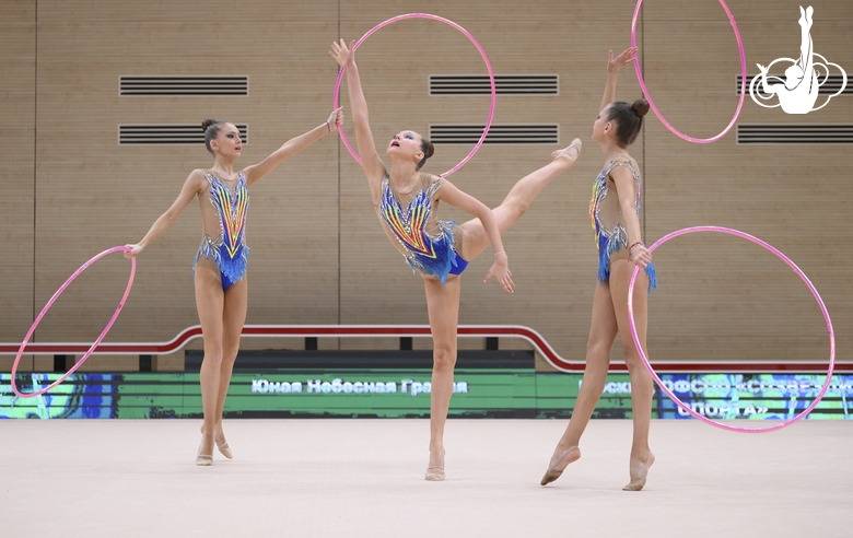 Групповички ОФСОО «Созвездие Спорта» из Москвы во время упражнения с обручами