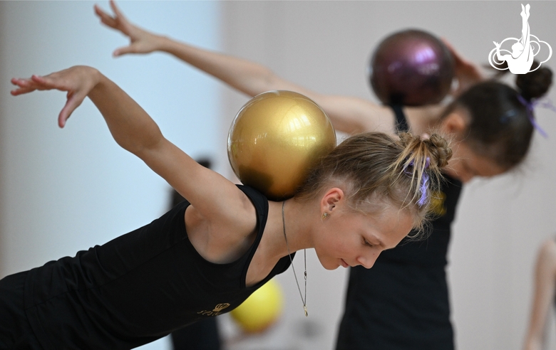 Гимнастка из «Амурского тигра» во время упражнения с мячом