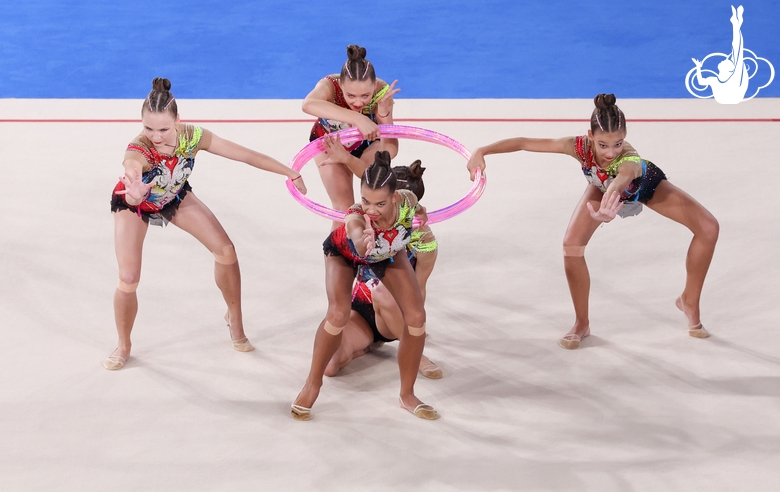 Команда сборной РФ — Нижегородской области во время упражнения с обручами