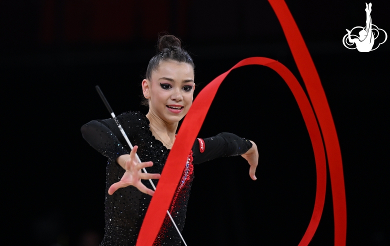 Ульяна Янус во время упражнения с лентой