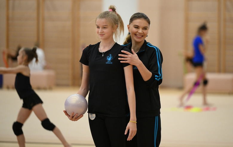 11 ноября 2024. Олимпийская чемпионка Алина Кабаева с Александрой Борисовой во время тренировки в Академии