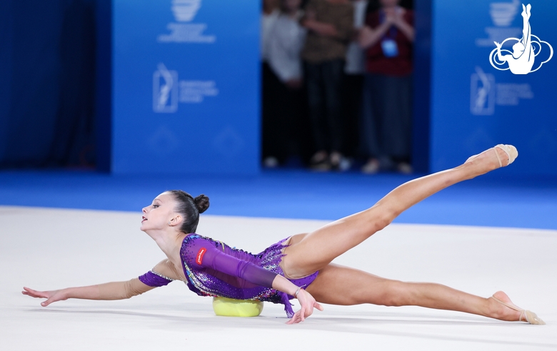 Арина Ковшова во время упражнения с мячом