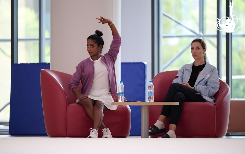 Тренеры Пуджа Сурве и Ольга Фролова во время тренировки