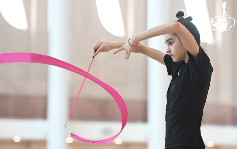 Анна Вакуленко во время упражнения с лентой