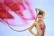Анджела Мазибрада во время упражнения с обручем