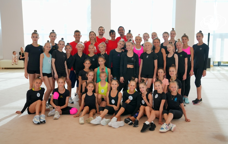 Гимнастки сборной России и Академии во время мастер-класса Театра Аллы Духовой TODES