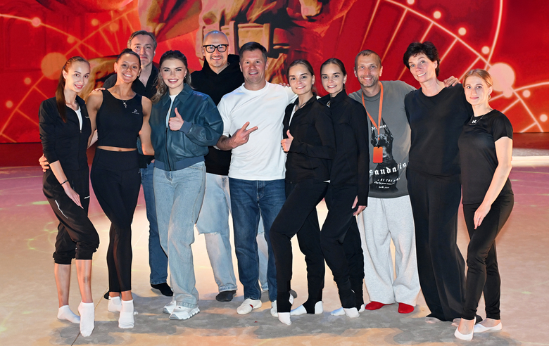 17 апреля 2025 года. Олимпийская чемпионка Алина Кабаева с организаторами, хореографами-постановщиками и участниками фестиваля «Алина»