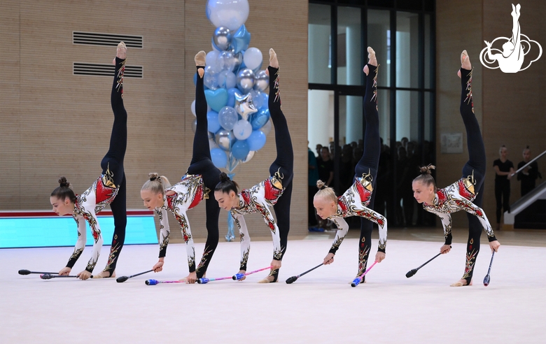 Групповички Академии во время выступления на отчетном концерте