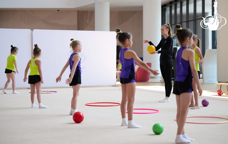 Тренер Елизавета Максякова занимается на сборах с детьми