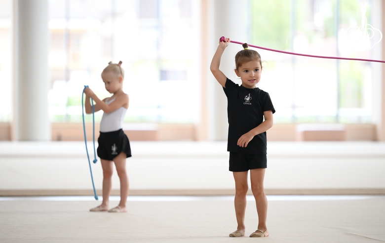 Юные гимнастки во время тренировки