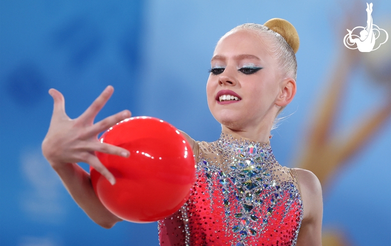 Кира Бабкевич во время упражнения с мячом