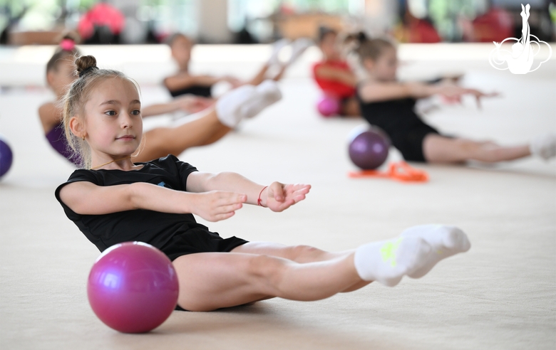 Гимнастки во время занятия на учебно-тренировочных сборах в Академии