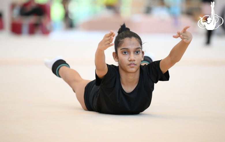 Гимнастки Арья Нитеш Кадам во время тренировки в Академии