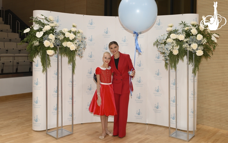 Олимпийская чемпионка Алина Кабаева c участницей фестиваля, посвященного 80-летию Победы в Великой Отечественной войне