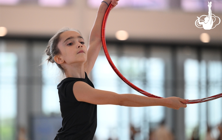 Гимнастка во время занятия на учебно-тренировочных сборах в Академии