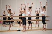 Гимнастки на хореографии во время восстановительных сборов в Академии