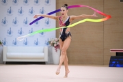 Гимнастка во время упражнения с лентой