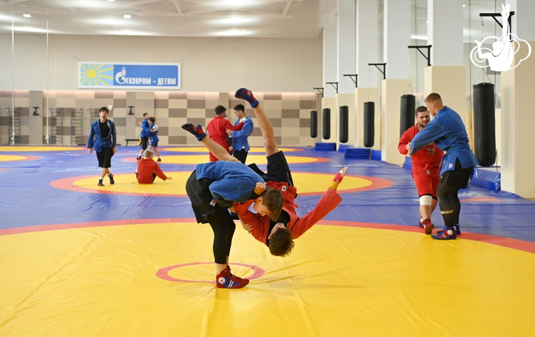 Участники сборов во время тренировки в Академии единоборств
