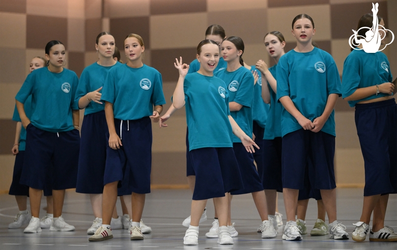 Участники интенсива студии танца Аллы Духовой TODES во время флешмоба